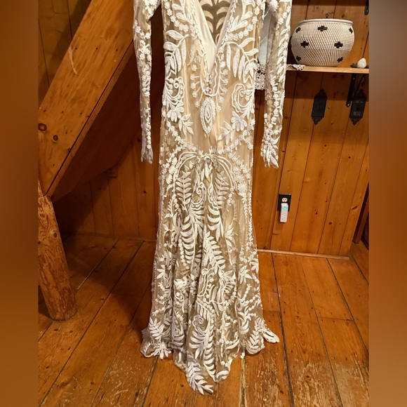 Elegant Cream Lace Wedding Dress - Picture 8 of 16